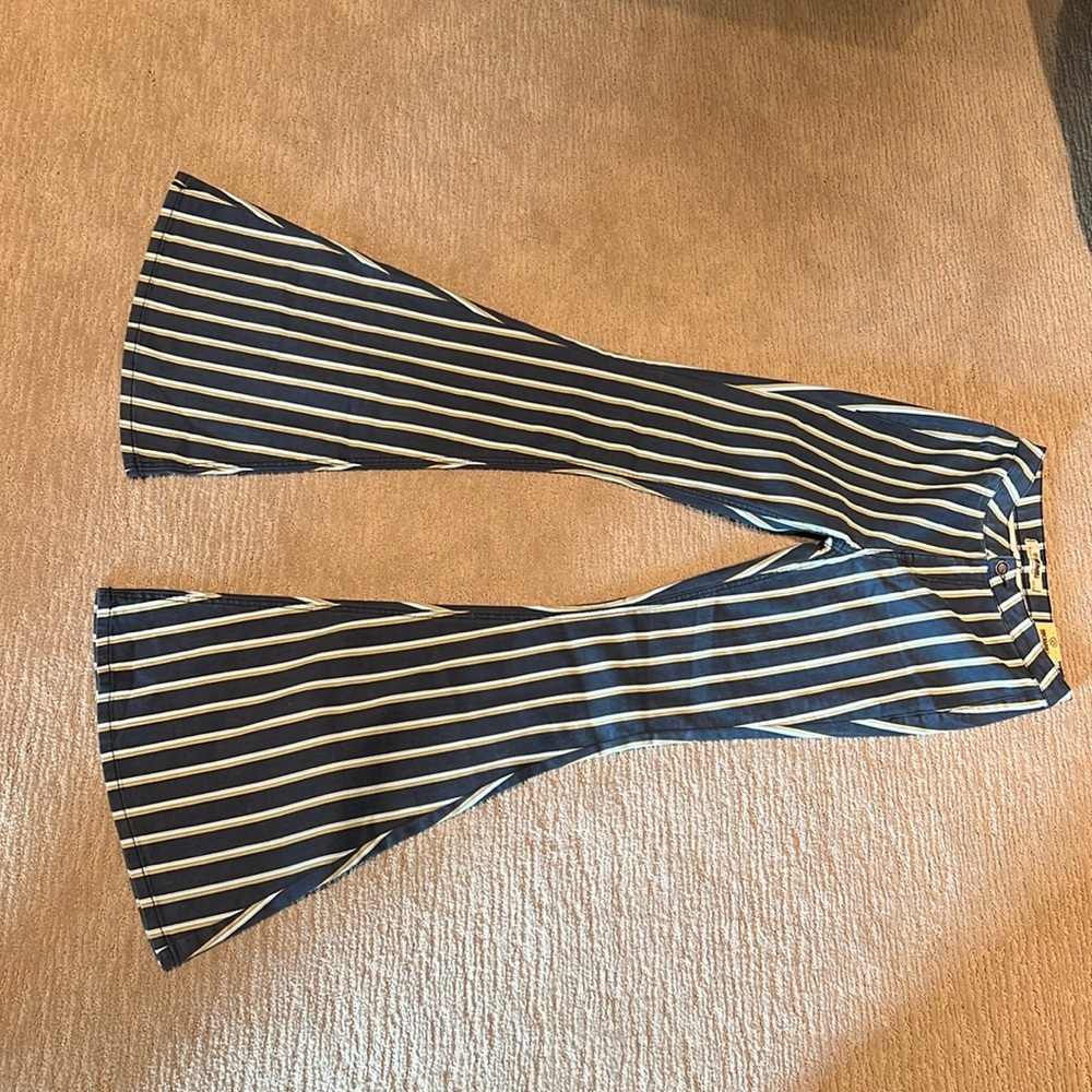 Rock and roll denim bargain button bell bottom high rise jeans! W28, L36